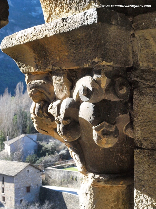 TORRE. INTERIOR LIENZO OESTE CON PUERTA Y  VENTANAL GEMINADO